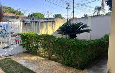 Imagem: A casa possui 3 Dormitórios, 3 Banheiros, 2 Vagas na garagem