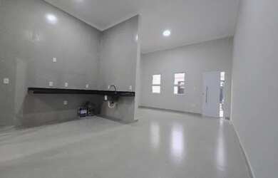 Imagem: A casa possui 2 Dormitórios, 2 Banheiros, 2 Vagas na garagem