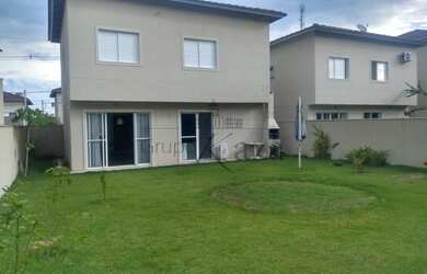 Imagem: A casa em condomínio possui 4 Dormitórios, 4 Banheiros, 3