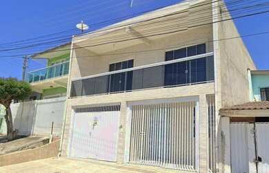 Imagem: A casa possui 3 Dormitórios, 2 Banheiros, 2 Vagas na garagem