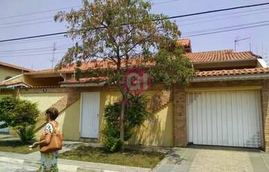 Imagem: A casa possui 3 Dormitórios, 3 Banheiros, 4 Vagas na garagem