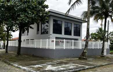 Imagem: A casa possui 4 Dormitórios, 3 Banheiros, 4 Vagas na garagem