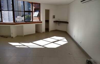 Imagem: O depósito possui 2 Vagas na garagem e 200m² de Área e está