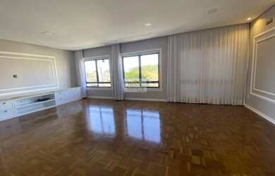 Imagem: A casa possui 3 Dormitórios, 3 Banheiros, 4 Vagas na garagem