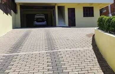 Imagem: A casa possui 3 Dormitórios, 4 Banheiros, 5 Vagas na garagem