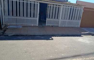 Imagem: A casa possui 2 Dormitórios, 1 Banheiro, 1 Vaga na garagem