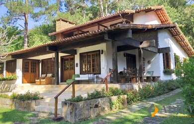 Imagem: A casa em condomínio possui 4 Dormitórios, 2 Banheiros e 9000m²