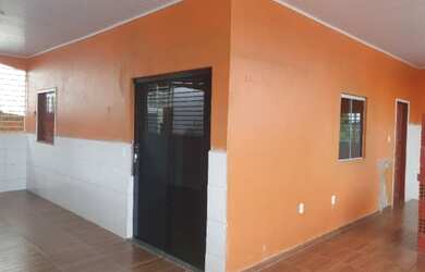 Imagem: A casa possui 3 Dormitórios, 2 Banheiros, 2 Vagas na garagem