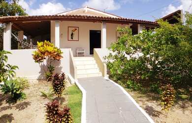 Imagem: A casa possui 4 Dormitórios, 4 Banheiros, 5 Vagas na garagem