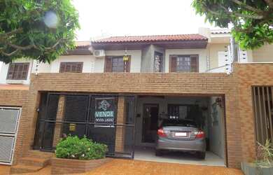 Imagem: A casa possui 3 Dormitórios, 3 Banheiros, 2 Vagas na garagem