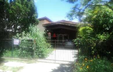 Imagem: A casa possui 4 Dormitórios, 2 Banheiros, 2 Vagas na garagem