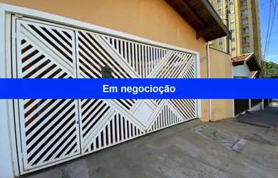 Imagem: A casa possui 3 Dormitórios, 2 Banheiros, 2 Vagas na garagem