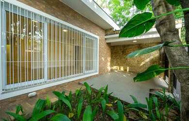 Imagem: A casa possui 4 Dormitórios, 5 Banheiros, 2 Vagas na garagem