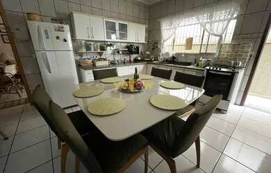 Imagem: A casa possui 3 Dormitórios, 3 Banheiros, 2 Vagas na garagem