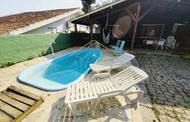 Imagem: A casa possui 4 Dormitórios, 3 Banheiros, 4 Vagas na garagem