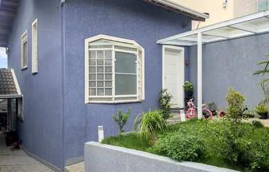 Imagem: A casa possui 2 Dormitórios, 2 Banheiros, 2 Vagas na garagem