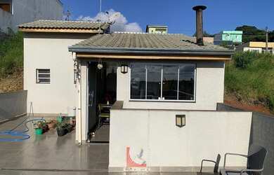 Imagem: A casa possui 2 Dormitórios, 2 Banheiros, 2 Vagas na garagem