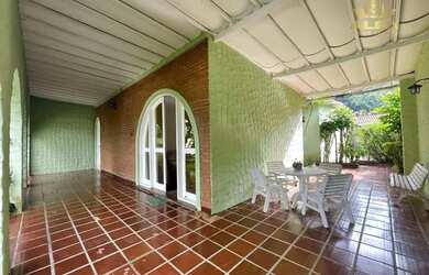 Imagem: A casa em condomínio possui 4 Dormitórios, 3 Banheiros, 3