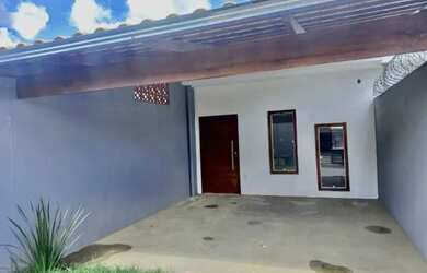 Imagem: A casa possui 2 Dormitórios, 2 Banheiros e 2 Vagas na garagem