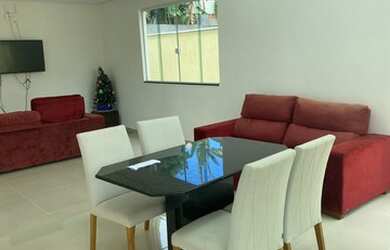 Imagem: A casa possui 4 Dormitórios, 2 Banheiros, 4 Vagas na garagem