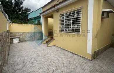 Imagem: A casa possui 3 Dormitórios, 3 Banheiros, 2 Vagas na garagem