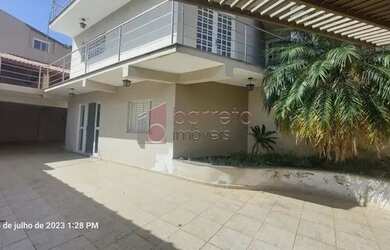 Imagem: A casa possui 3 Dormitórios, 4 Banheiros, 5 Vagas na garagem