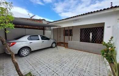 Imagem: A casa possui 3 Dormitórios, 3 Banheiros, 1 Vaga na garagem