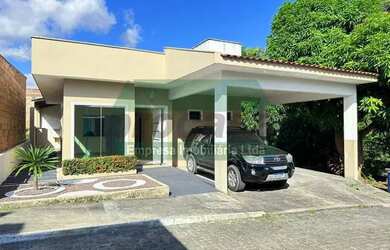 Imagem: A casa possui 3 Dormitórios, 1 Banheiro, 2 Vagas na garagem