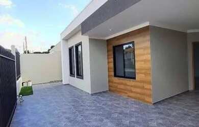 Imagem: A casa possui 3 Dormitórios, 2 Banheiros, 2 Vagas na garagem