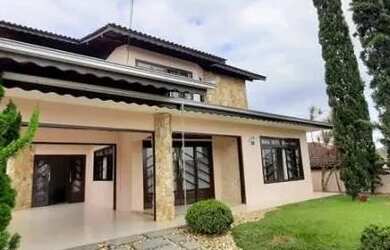 Imagem: A casa possui 3 Dormitórios, 2 Banheiros, 4 Vagas na garagem