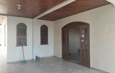 Imagem: A casa possui 5 Dormitórios, 3 Banheiros, 3 Vagas na garagem