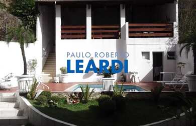 Imagem: A casa possui 4 Dormitórios, 5 Banheiros, 5 Vagas na garagem