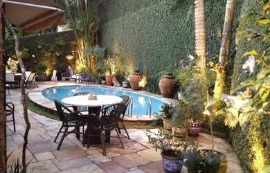 Imagem: A casa possui 4 Dormitórios, 5 Banheiros, 4 Vagas na garagem