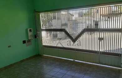 Imagem: A casa possui 3 Dormitórios, 3 Banheiros, 2 Vagas na garagem