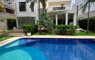 Imagem: A casa em condomínio possui 4 Dormitórios, 5 Banheiros, 3