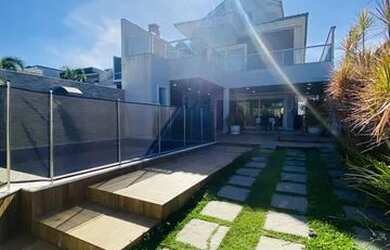 Imagem: A casa em condomínio possui 4 Dormitórios, 5 Banheiros, 2