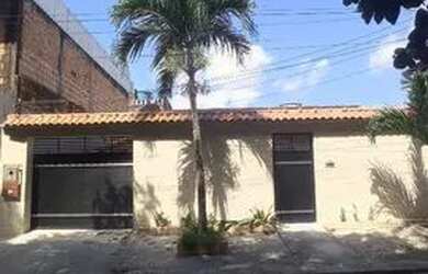 Imagem: A casa possui 4 Dormitórios, 1 Banheiro, 5 Vagas na garagem