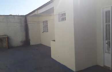 Imagem: A casa possui 2 Dormitórios, 1 Banheiro, 2 Vagas na garagem