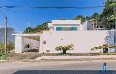 Imagem: A casa possui 4 Dormitórios, 4 Banheiros, 5 Vagas na garagem