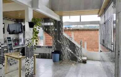 Imagem: A casa possui 3 Dormitórios, 2 Banheiros, 1 Vaga na garagem