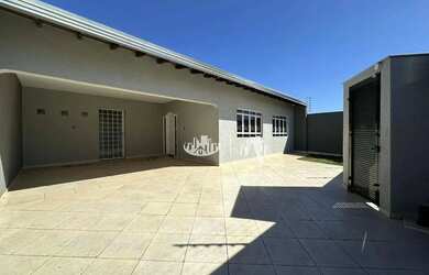 Imagem: A casa possui 3 Dormitórios, 3 Banheiros, 4 Vagas na garagem