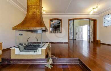 Imagem: A casa possui 4 Dormitórios, 5 Banheiros, 5 Vagas na garagem