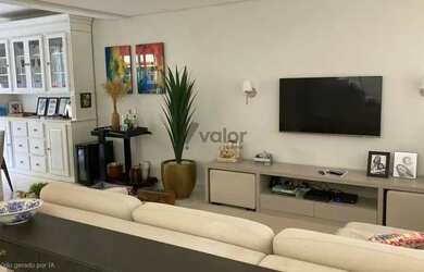 Imagem: A casa possui 3 Dormitórios, 3 Banheiros, 2 Vagas na garagem