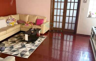 Imagem: A casa possui 3 Dormitórios, 2 Banheiros, 3 Vagas na garagem