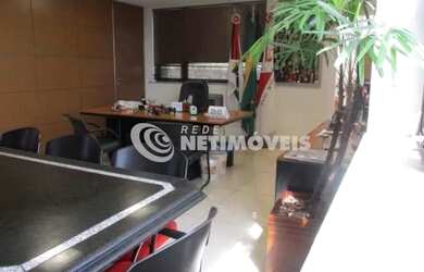 Imagem: O depósito possui 2 Vagas na garagem e 220m² de Área e está