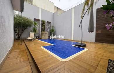 Imagem: A casa possui 3 Dormitórios, 3 Banheiros, 2 Vagas na garagem