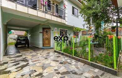 Imagem: A casa possui 4 Dormitórios, 3 Banheiros, 2 Vagas na garagem