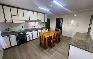 Imagem: O apartamento possui 5 Dormitórios, 2 Banheiros, 2 Vagas na