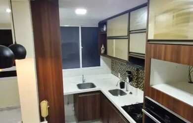 Imagem: O apartamento possui 2 Dormitórios, 1 Banheiro, 1 Vaga na garagem