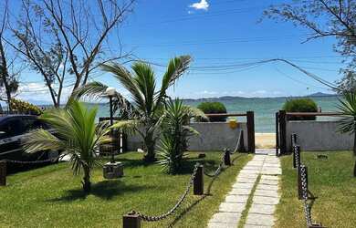 Imagem: A casa possui 4 Dormitórios, Acomodam 12 pessoas, 3 Vagas na